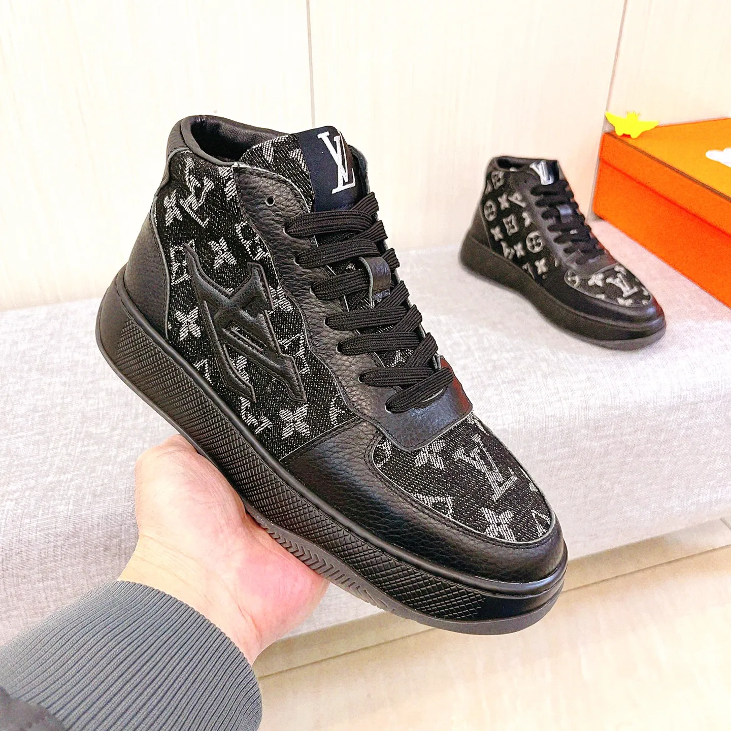 Men's shoes💰 460💰[LV]🔥Louis Vuitton, high-end men's shoes brand, official website 1:1 latest masterpiece: the upper is made of Italian imported first-layer cowhide with a comfortable and breathable lining➕original non-slip and wear-resistant outsole🔥, making walking more convenient and comfortable! An exclusive new model, a stunning work, a beautiful 1:1 replica [color] compared to the official quality! Create a fashionable personality to set off your uniqueness! A must-have for trendy men! Classic🔥Size: 38-44 Color: 🔥Multiple colors available🔥